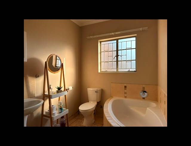 3 BEDROOM APARTMENT FOR SALE IN WATERVAL EAST